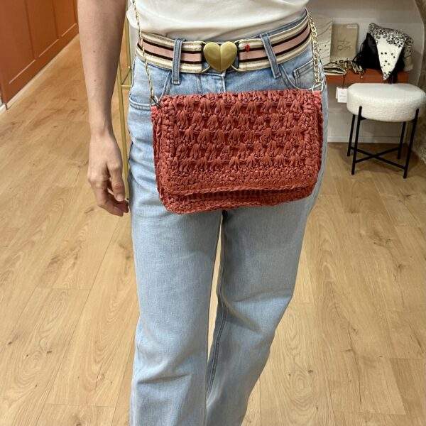 Sac en paille avec chaîne dorée – EDEN – Terracotta – Élégance estivale – Image 3