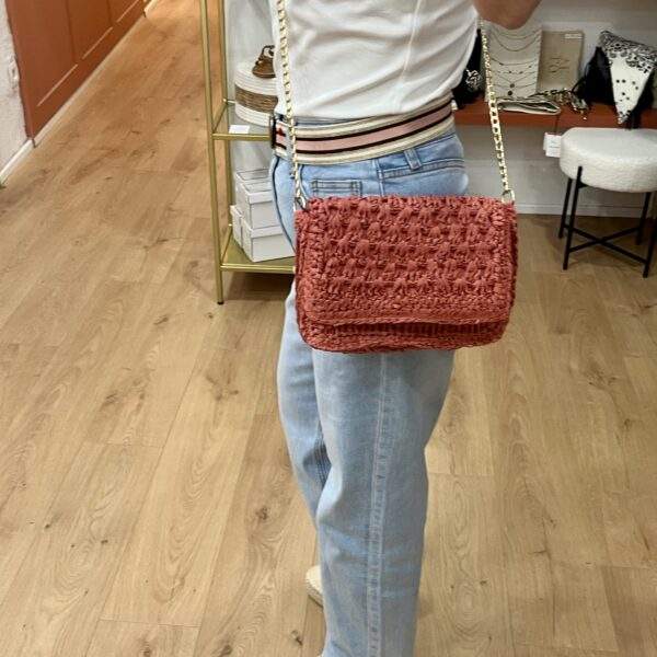 Sac en paille avec chaîne dorée – EDEN – Terracotta – Élégance estivale – Image 4