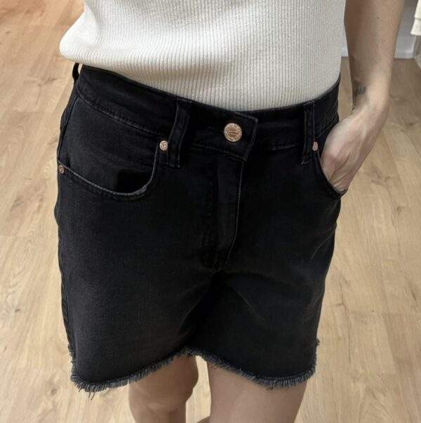 Short en jean JUDY – Black Stoned – Le must-have casual de l’été – Image 2