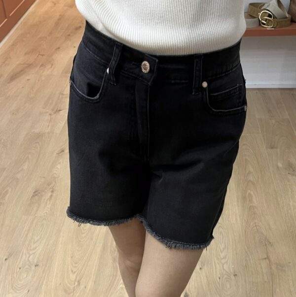 Short en jean JUDY – Black Stoned – Le must-have casual de l’été