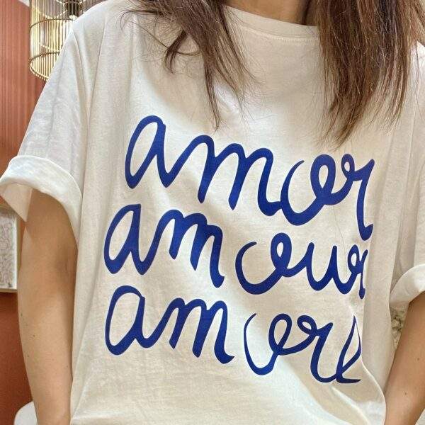 T-shirt AMOR – Message d’amour en style graphique