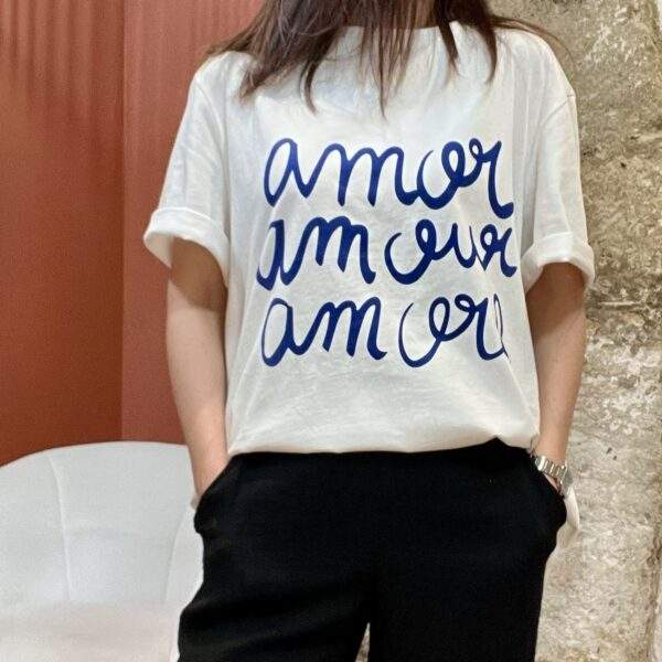 T-shirt AMOR – Message d’amour en style graphique – Image 2