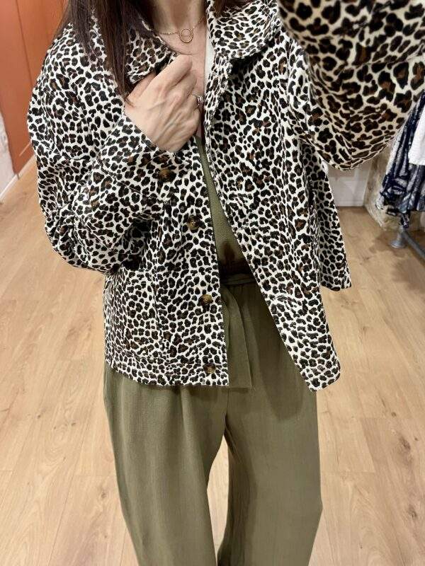 Veste léopard SELENA – L'imprimé sauvage au service de votre style – Image 2