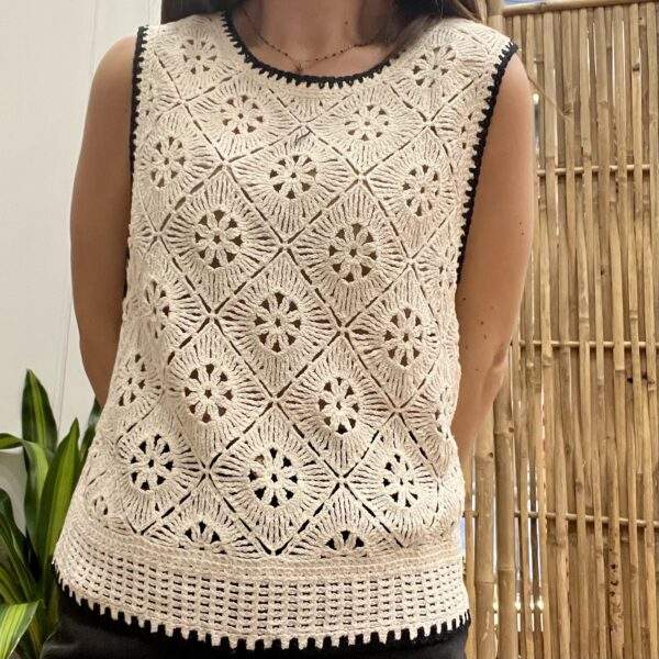 Débardeur en crochet “Bianca” – Liseré contrasté noir – Image 2