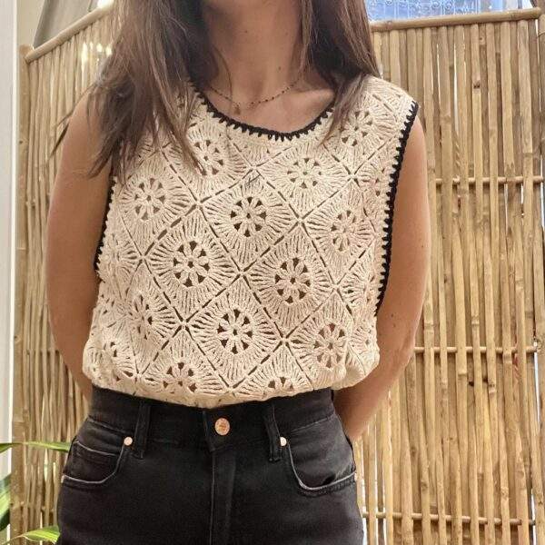 Débardeur en crochet “Bianca” – Liseré contrasté noir – Image 3