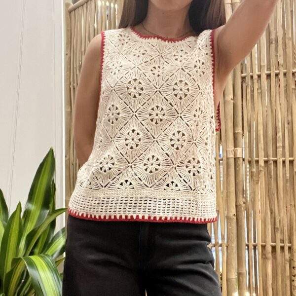 Débardeur en crochet “Bianca” – Liseré contrasté rouge – Image 2