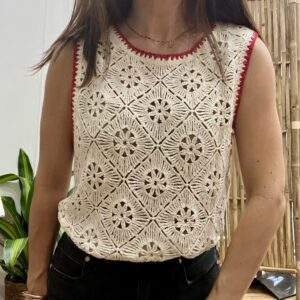 Débardeur en crochet “Bianca” – Liseré contrasté rouge
