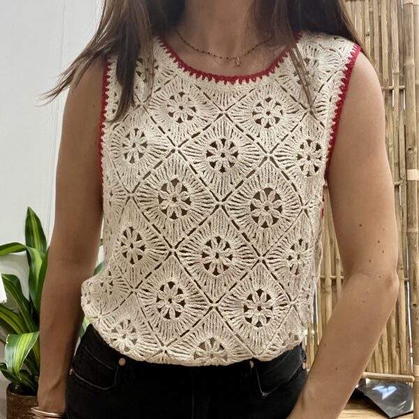 Débardeur en crochet “Bianca” – Liseré contrasté rouge