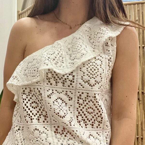 Haut asymétrique “Ondina” en crochet blanc – One shoulder à volant – Image 2