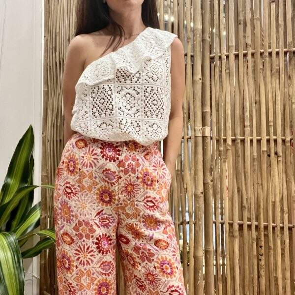 Haut asymétrique “Ondina” en crochet blanc – One shoulder à volant – Image 3