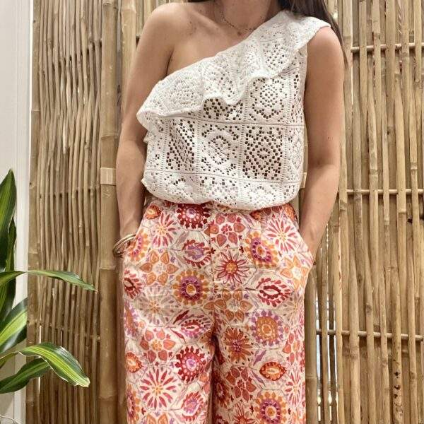 Haut asymétrique “Ondina” en crochet blanc – One shoulder à volant – Image 4