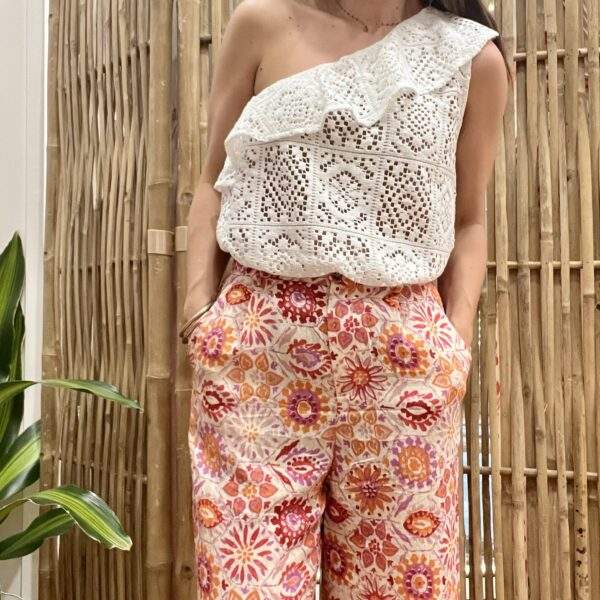 Haut asymétrique “Ondina” en crochet blanc – One shoulder à volant – Image 5