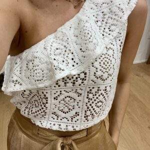 Haut asymétrique “Ondina” en crochet blanc – One shoulder à volant