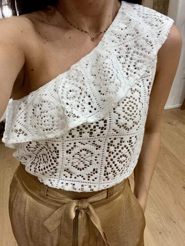 Haut asymétrique “Ondina” en crochet blanc – One shoulder à volant