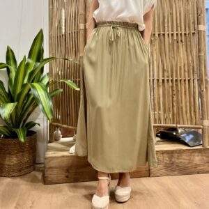 Jupe midi Ganelia Kaki – Coupe flare, taille élastiquée et lien à nouer