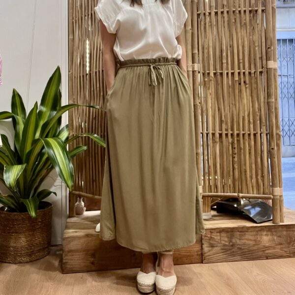 Jupe midi Ganelia Kaki – Coupe flare, taille élastiquée et lien à nouer – Image 3
