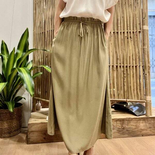 Jupe midi Ganelia Kaki – Coupe flare, taille élastiquée et lien à nouer – Image 4