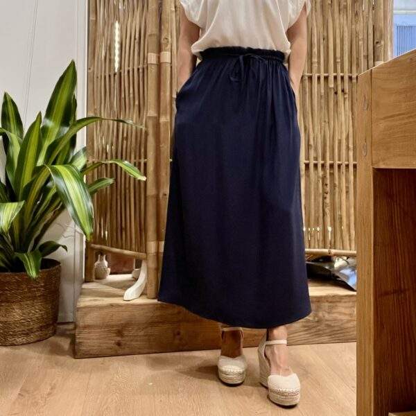 Jupe midi Ganelia Navy – Coupe flare, taille élastiquée et lien à nouer – Image 2