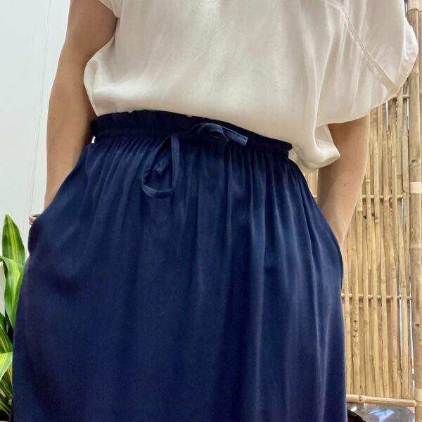 Jupe midi Ganelia Navy – Coupe flare, taille élastiquée et lien à nouer – Image 3