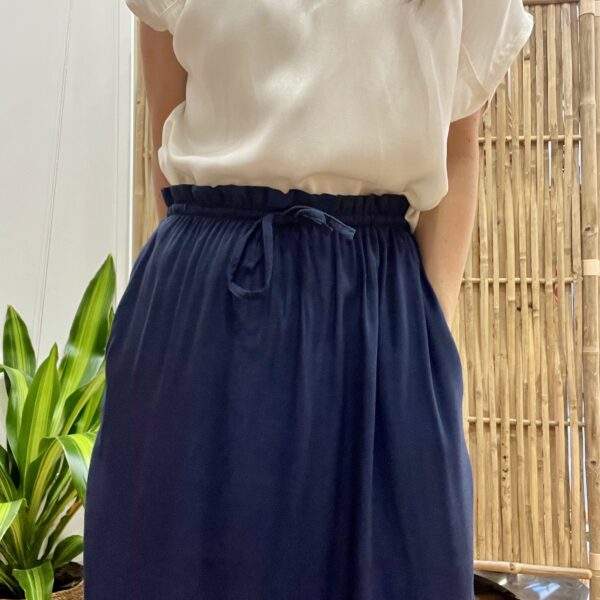 Jupe midi Ganelia Navy – Coupe flare, taille élastiquée et lien à nouer – Image 4