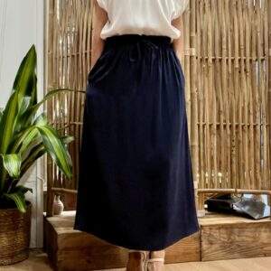 Jupe midi Ganelia Navy – Coupe flare, taille élastiquée et lien à nouer