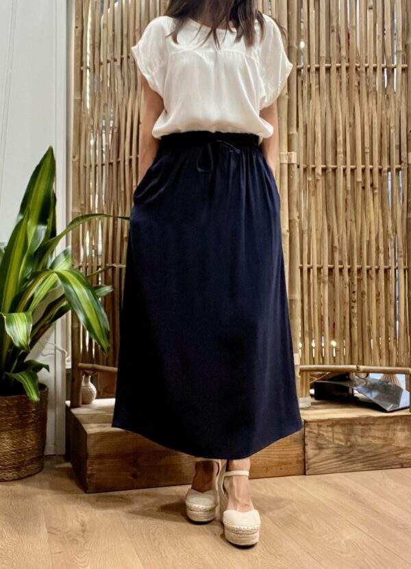 Jupe midi Ganelia Navy – Coupe flare, taille élastiquée et lien à nouer