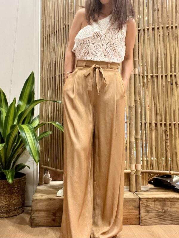 Pantalon flare PALICO Camel – Taille haute, lien à nouer, matière douce