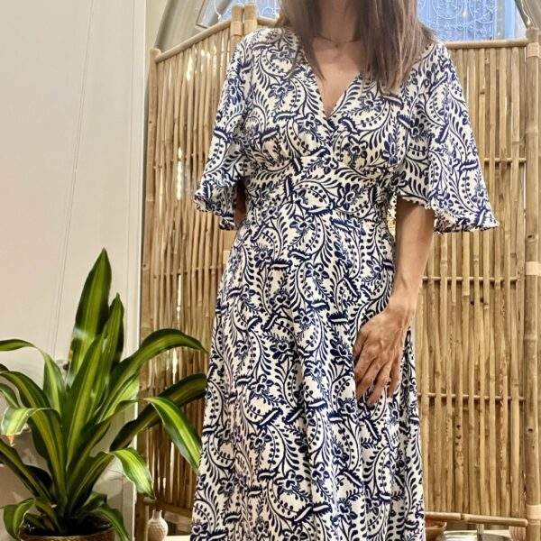 Robe THELMA à Motif Bleu – Féminité et Confort – Image 2