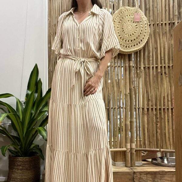 Robe CALISTA à rayures verticales marron – Col chemise, ceinture & taille élastiquée – 100% rayon