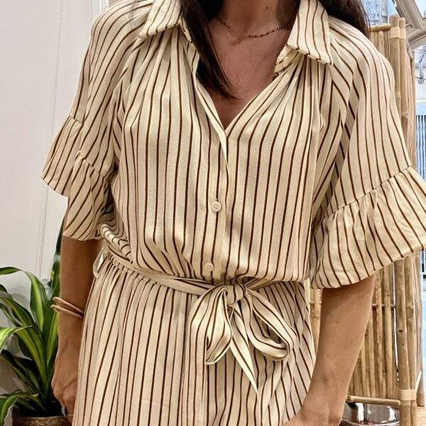 Robe CALISTA à rayures verticales marron – Col chemise, ceinture & taille élastiquée – 100% rayon – Image 2