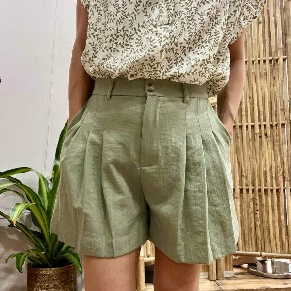 Short SASHA Vert Sauge – Taille haute à pinces, poches avant, passants ceinture
