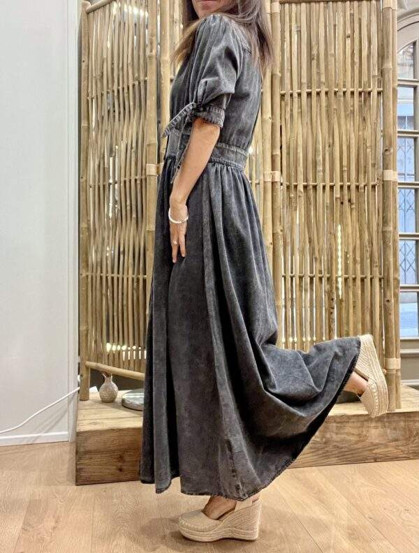 Robe longue GABRIELLE noire – Allure sobre et détails travaillés – Image 2