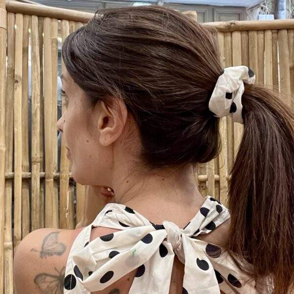 Robe courte SISSI à pois + chouchou assorti – Look rétro et confort estival – Image 3