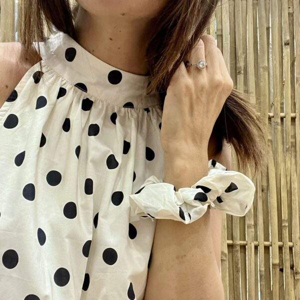 Robe courte SISSI à pois + chouchou assorti – Look rétro et confort estival – Image 2