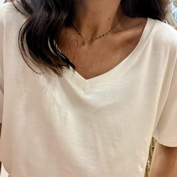T-shirt YUNA blanc – Douceur & éclat naturel – Image 2
