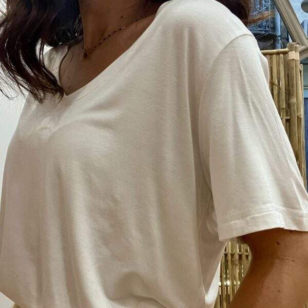 T-shirt YUNA blanc – Douceur & éclat naturel – Image 3