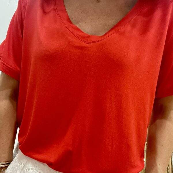 T-shirt rouge YUNA – Tissu doux & effet lumineux – Image 3