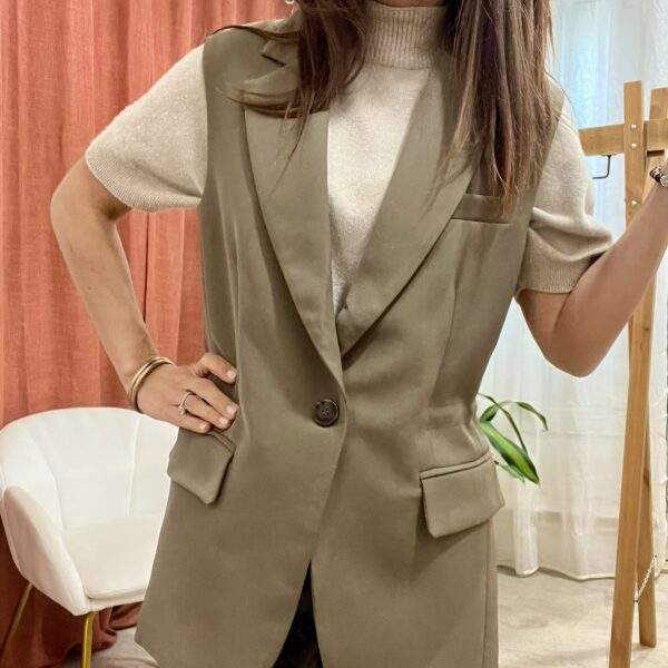 Blazer sans manches NAIROBI kaki – coupe ajustable – Image 3