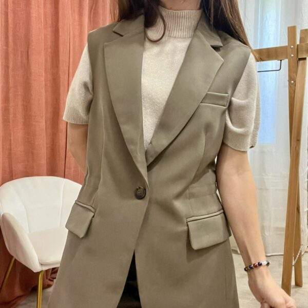 Blazer sans manches NAIROBI kaki – coupe ajustable – Image 4