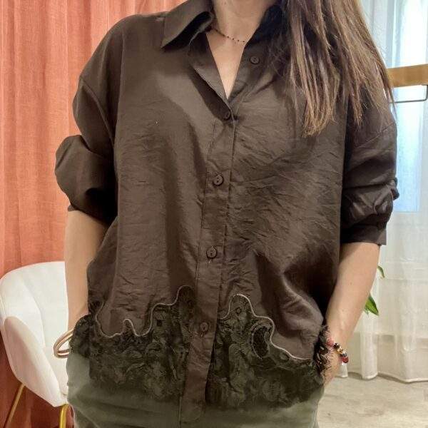 Chemise chocolat SEVILLA – Dentelle et coupe fluide – Image 2