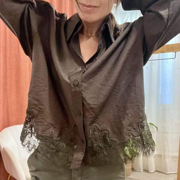 Chemise chocolat SEVILLA – Dentelle et coupe fluide – Image 3