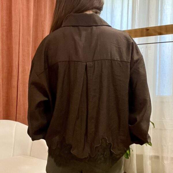 Chemise chocolat SEVILLA – Dentelle et coupe fluide – Image 4