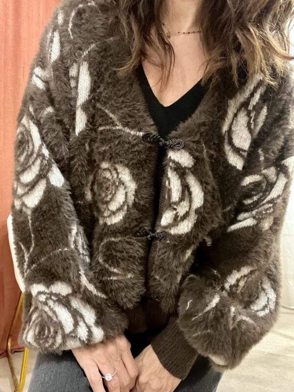 Gilet VERONA en maille douce : Cardigan Chocolat à Fleurs - Made in Italy (Taille Unique) – Image 3